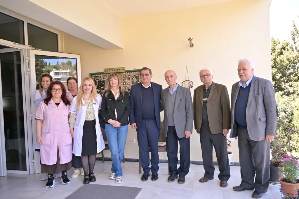 Πάτρα: Πελετίδης και Σαμούρη προσέφεραν γλυκά και χαμόγελα σε ιδρύματα ΦΩΤΟ