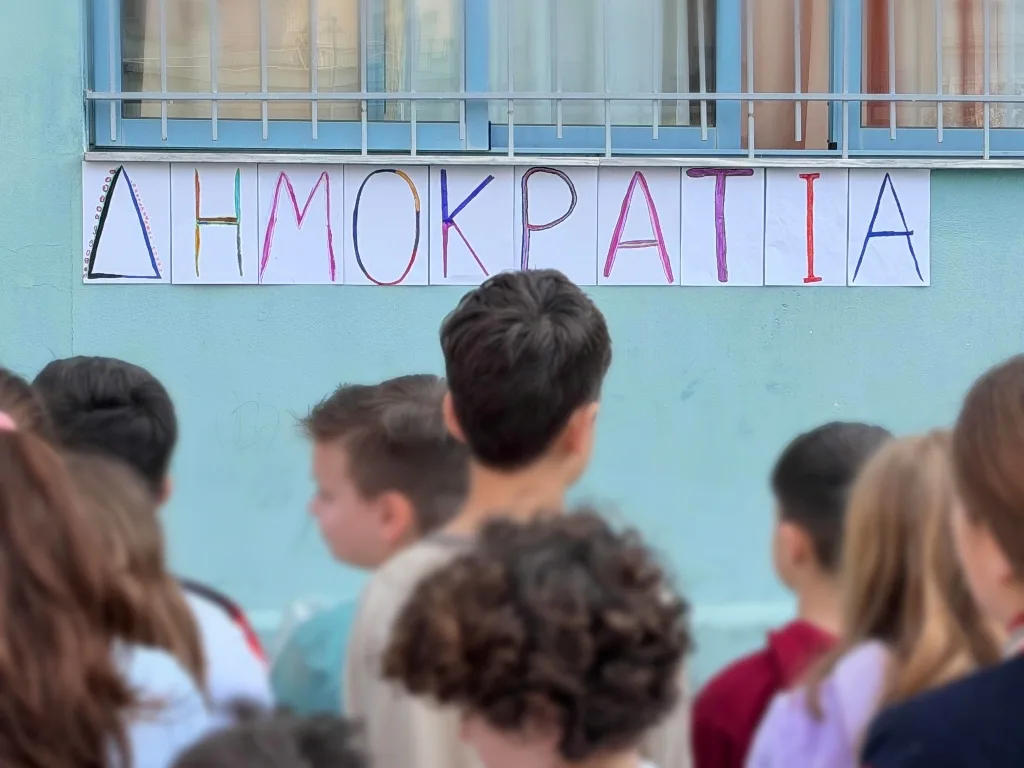 Πάτρα: Ο Δήμος τίμησε με παιδιά τον αντιδικτατορικό αγώνα - Με αφορμή την 21η Απριλίου