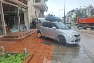 Αγρίνιο: Αυτοκίνητο μπούκαρε σε φούρνο και διέλυσε τη γυάλινη πρόσοψη ΦΩΤΟ ΒΙΝΤΕΟ