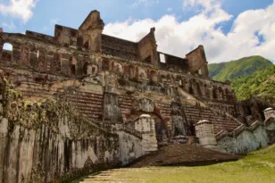 Αιτή: Πρωτοφανές περιστατικό, ποδοπατήθηκαν 30 τουρίστες ΒΙΝΤΕΟ