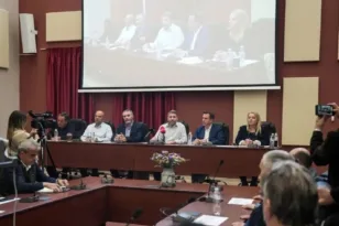 Ανδρουλάκης από τη Λέσβο: 5 μέτρα για τον αφθώδη πυρετό και σφοδρά πυρά κατά της κυβέρνησης