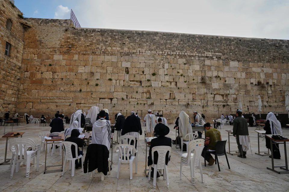 Κατάνυξη στα Ιεροσόλυμα: Η Τελετή του Νιπτήρος από τον Πατριάρχη Θεόφιλο στον Πανάγιο Τάφο