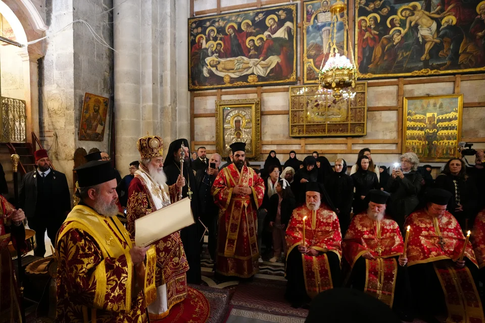 Κατάνυξη στα Ιεροσόλυμα: Η Τελετή του Νιπτήρος από τον Πατριάρχη Θεόφιλο στον Πανάγιο Τάφο