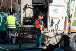 Τα έβαλε με υπάλληλους καθαριότητας και τους απείλησε επιδεικνύοντας όπλο!