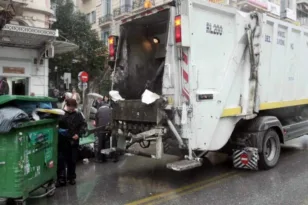 ΑΠΙΣΤΕΥΤΟ Θεσσαλονίκη: Ξύπνησε μέσα στο απορριμματοφόρο, πώς γλίτωσε