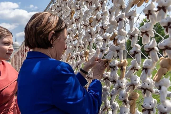Μήνυμα για τα απαχθέντα παιδιά της Ουκρανίας με 20.000 αρκουδάκια στην Ουάσιγκτον
