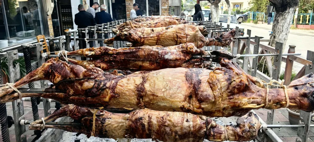 Πάτρα: Κρεοπώλης έστησε σούβλα για 80 αρνιά-Θα τα δίνει ...take away ΦΩΤΟ