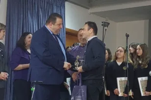 Η χορωδία των μαθητών της Α’ τάξης του Αρσακείου Γυμνασίου Πατρών στην Κατερίνη Πιερίας