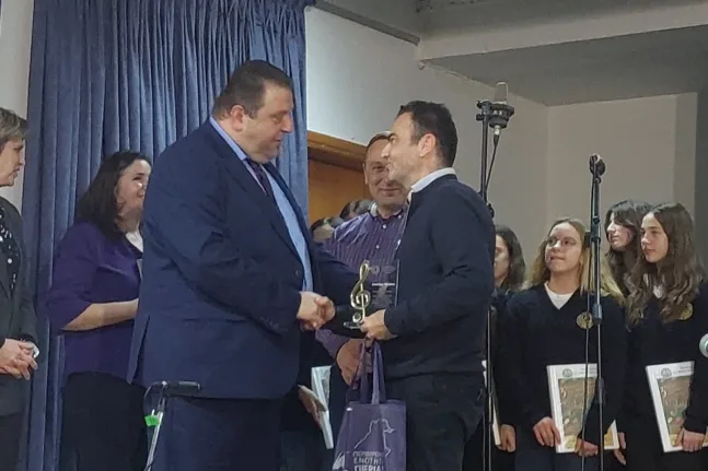 Η χορωδία των μαθητών της Α' τάξης του Αρσακείου Γυμνασίου Πατρών στην Κατερίνη Πιερίας