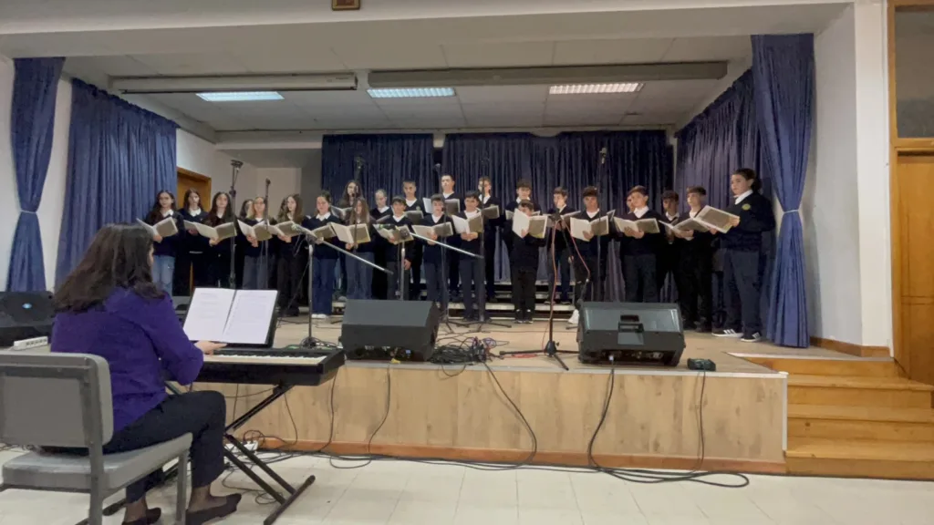 Η χορωδία των μαθητών της Α' τάξης του Αρσακείου Γυμνασίου Πατρών στην Κατερίνη Πιερίας