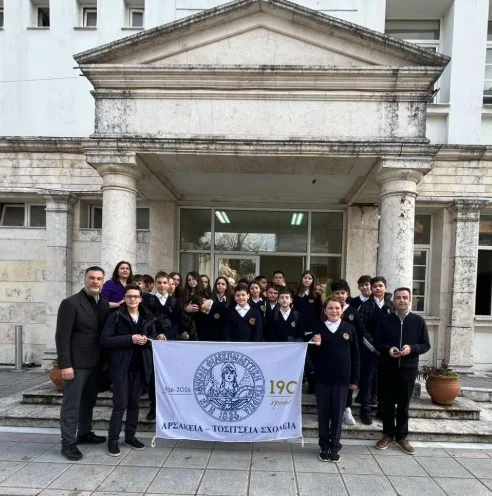 Η χορωδία των μαθητών της Α' τάξης του Αρσακείου Γυμνασίου Πατρών στην Κατερίνη Πιερίας