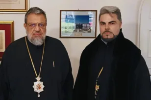 Στρατιωτικός ιερέας σε μεζεδοπωλείο τραγουδά το «απορώ με την καρδιά μου»! ΒΙΝΤΕΟ