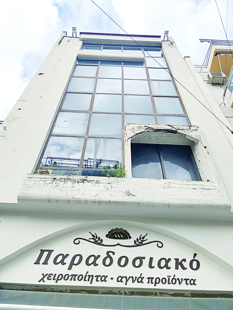 ΑΥΤΟΨΙΑ Πάτρα: Ζητείται… «Ασπίδα», κτίριο-φάντασμα στην οδό Κορίνθου ΦΩΤΟ