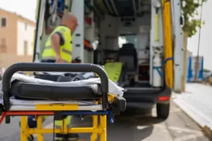 Θεσσαλονίκη: 70χρονος έπεσε από ύψος στην Ευκαρπία - Μεταφέρθηκε διασωληνωμένος στο ΑΧΕΠΑ