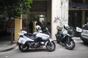 Σοκ στο κέντρο της Αθήνας: Νεκρή γυναίκα μετά από πτώση από μπαλκόνι Airbnb