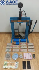 Ελληνικό FBI: Συνέλαβε 34χρονο στον Πειραιά με 8,8 κιλά ηρωίνης, που έκανε διακίνηση με ταξί! ΒΙΝΤΕΟ Ελληνικό FBI: Συνέλαβε 34χρονο στον Πειραιά με 8,8 κιλά ηρωίνης, που έκανε διακίνηση με ταξί! ΒΙΝΤΕΟ