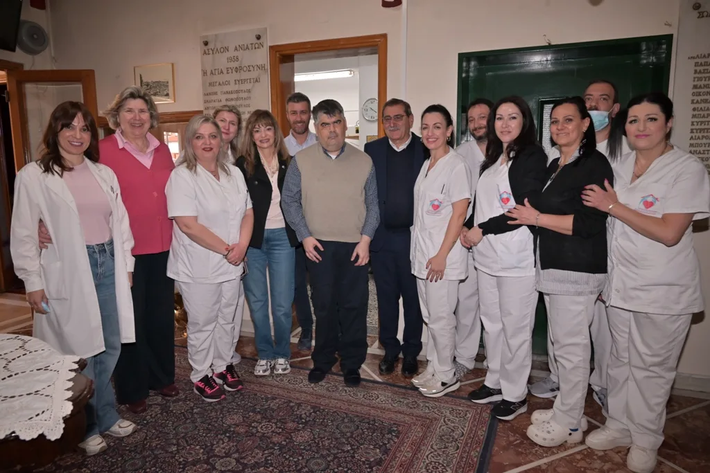 Πάτρα: Πελετίδης και Σαμούρη προσέφεραν γλυκά και χαμόγελα σε ιδρύματα ΦΩΤΟ