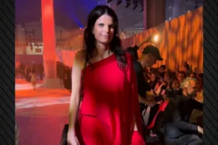 Αθηνά Ωνάση: Στη Βαρκελώνη σε επίδειξη μόδας με κόκκινη ολόσωμη φόρμα