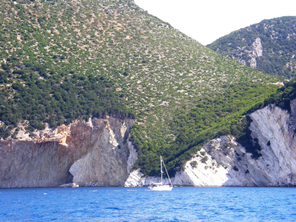 Ένα ακατοίκητο νησί στο Ιόνιο με ιδιαίτερο χαρακτήρα