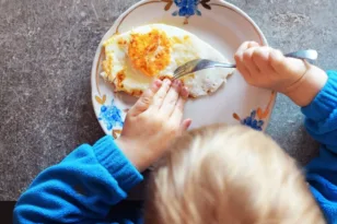 Αυτό είναι η πασίγνωστη τροφή που μπορεί να βοηθήσει τα παιδιά να ψηλώσουν