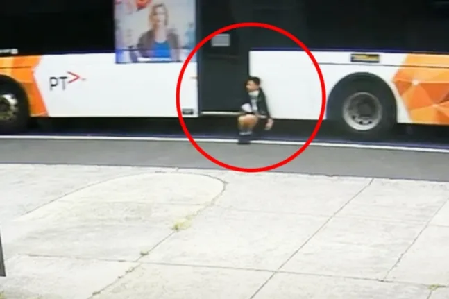 Αυστραλία: 12χρονος παγιδεύτηκε σε πόρτα λεωφορείου και σύρθηκε για 350 μέτρα ΒΙΝΤΕΟ
