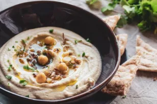 Το ανατολίτικο ντιπ που χορταίνει, κάνει καλό στην καρδιά και κρύβει διατροφικό θησαυρό