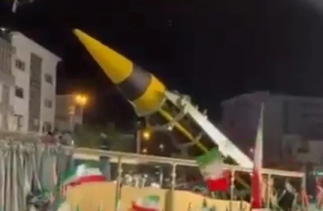 Το Ιράν έβγαλε βαλλιστικό πύραυλο στην Τεχεράνη μετά τη νέα παράταση της εκεχειρίας ΒΙΝΤΕΟ