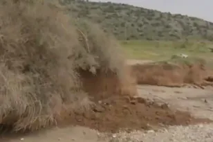 Βάρκιζα: Στιγμές τρόμου σε παραλία – Πατέρας και 12χρονος καταπλακώθηκαν από χώματα