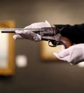 Ένας ακόμα θρύλος στο Δημοτικό Θέατρο «Απόλλων»: Το μυστήριο με το δαχτυλίδι και τον αυτόχειρα