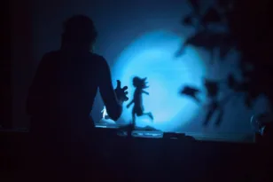 Πάτρα: «Το Κορίτσι που Ήθελε να Αγγίξει το Μισοφέγγαρο» φέρνει στο Λιθογραφείον ένα ποιητικό ταξίδι