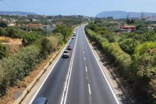 Κινούνταν στην Εθνική Οδό και έπεσε κομμάτι τσιμέντου στο ΙΧ τους! ΦΩΤΟ