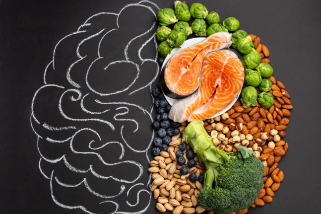 Εγκέφαλος: 7 τροφές και ποτά που κάθε νευροχειρουργός αποφεύγει συστηματικά