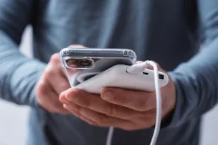 Γιατί τα νέα smartphones δεν περιλαμβάνουν φορτιστή