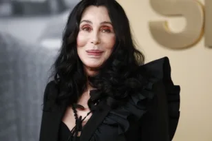 «Έμεινε άφωνη»: Η πρώην σύντροφος του γιου της λέει ότι η Σερ έμαθε πως είναι γιαγιά