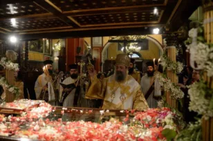 Πάτρα: Σε κλίμα κατάνυξης η Ακολουθία του Επιταφίου στην Ευαγγελίστρια – Πλήθος πιστών στον Μητροπολιτικό Ναό