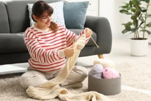 Πλέξιμο: Η απλή συνήθεια που επιστρέφει ως «αντίδοτο» στο άγχος και τις εξαρτήσεις