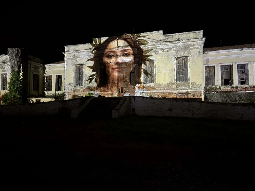 Οταν «μιλούν» τα τείχη: Φως, ήχος και AI μετατρέπουν το Μεσολόγγι σε ζωντανό ιστορικό αφήγημα ΒΙΝΤΕΟ