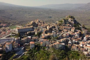 Δείτε σε ποιο χωριό της Ιταλίας προσφέρει δωρεάν στέγαση και εργασία