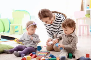 «Νταντάδες της Γειτονιάς»: Πότε ανοίγει η πλατφόρμα και ποιοι παίρνουν έως 500 ευρώ