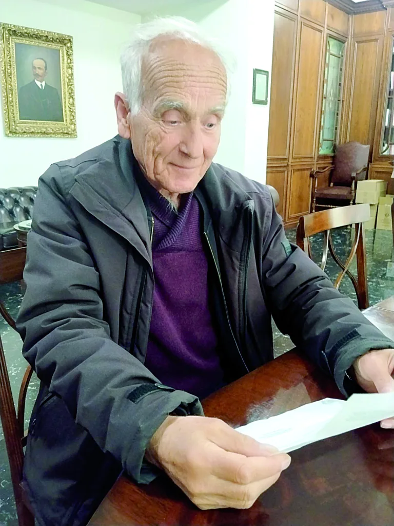 Πάτρα: Ενώ ζει, τον... «πέθαναν» - Η «Οδύσσεια» του Διονύση Σταθακόπουλου με τον ΕΦΚΑ