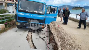 Ζάκυνθος: Καθίζηση δρόμου παγίδευσε φορτηγό στον Άγιο Σώστη, ΦΩΤΟ