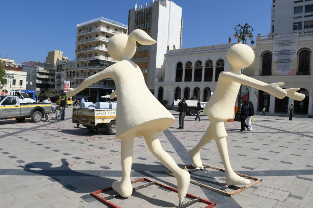 Πάτρα: Ξεκίνησε ο στολισμός της πλατείας Γεωργίου για την Πρωτομαγιά