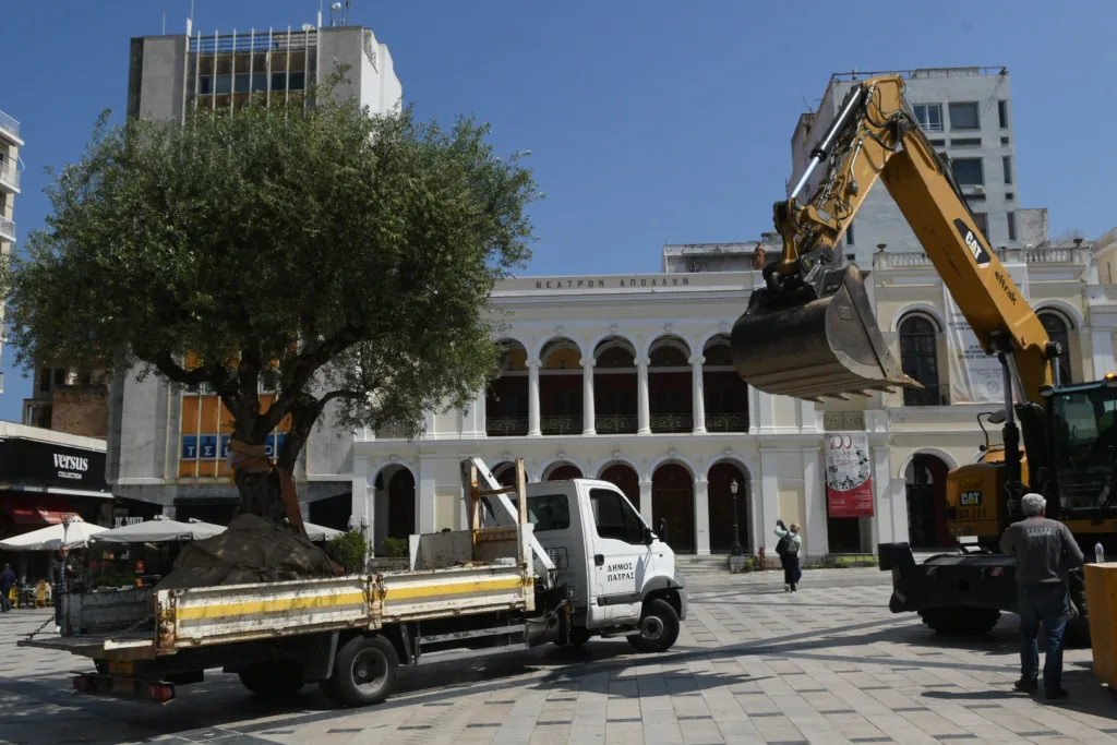 Πάτρα: Ξεκίνησε ο στολισμός της πλατείας Γεωργίου για την Πρωτομαγιά