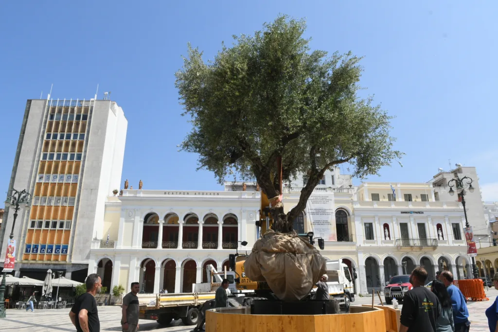 Πάτρα: Ξεκίνησε ο στολισμός της πλατείας Γεωργίου για την Πρωτομαγιά