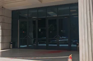 Εκαναν γυαλιά-καρφιά την κεντρική είσοδο του Διοικητικού Εφετείου Αθηνών