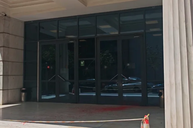 Εκαναν γυαλιά-καρφιά την κεντρική είσοδο του Διοικητικού Εφετείου Αθηνών