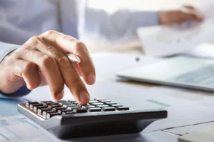 Καταιγίδα κατασχέσεων από την εφορία: 7 στους 10 οφειλέτες στο στόχαστρο