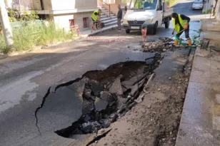 Πάτρα: Ασφαλτος «κατάπιε» απορριμματοφόρο – Το Δασύλλιο δεν είναι το μόνο επικίνδυνο σημείο