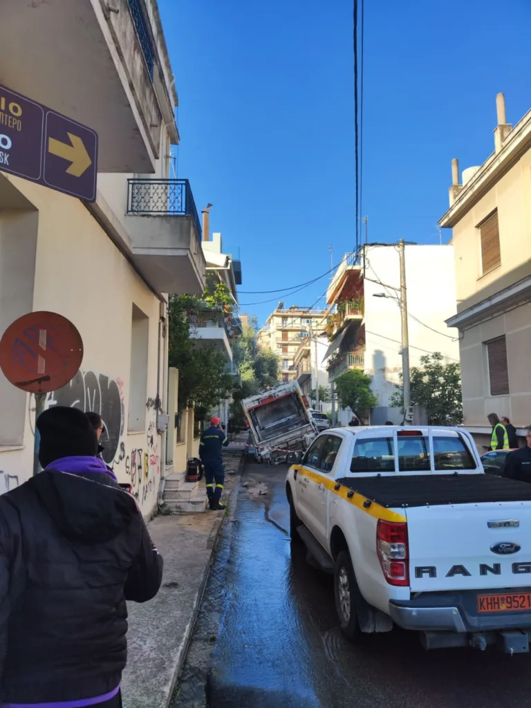 Πάτρα: Ασφαλτος «κατάπιε» απορριμματοφόρο - Το Δασύλλιο δεν είναι το μόνο επικίνδυνο σημείο Πάτρα: Ασφαλτος «κατάπιε» απορριμματοφόρο - Το Δασύλλιο δεν είναι το μόνο επικίνδυνο σημείο