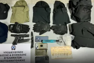 Γλυφάδα: Τρεις συλλήψεις μετά από απειλή σε αστυνομικούς με σφυρί, μαχαίρι και αεροβόλο